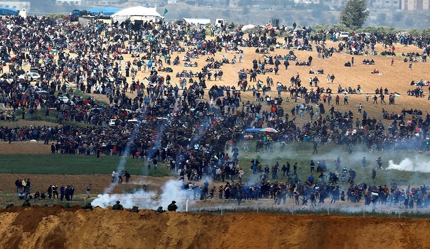 مجروحیت 528 فلسطینی در راهپیمایی بازگشت/ برافراشتن پرچم فلسطین و آتش کشیدن پرچم اشغالگران/ 
16 خبرنگار و امدادگر مجروح شدند/ شهادت یک فلسطینی در مرز غزه 