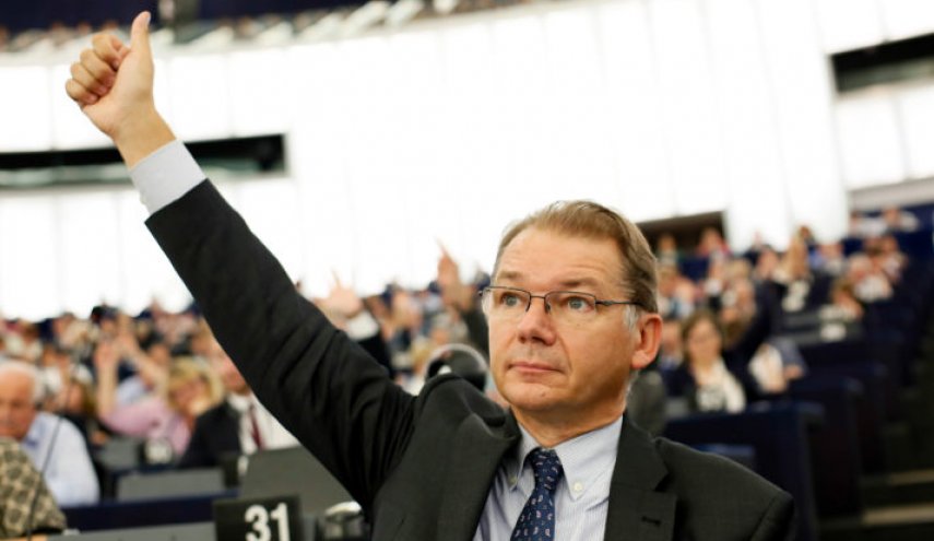 انتقاد شدید نماینده پارلمان اروپا از شعارهای مکرون