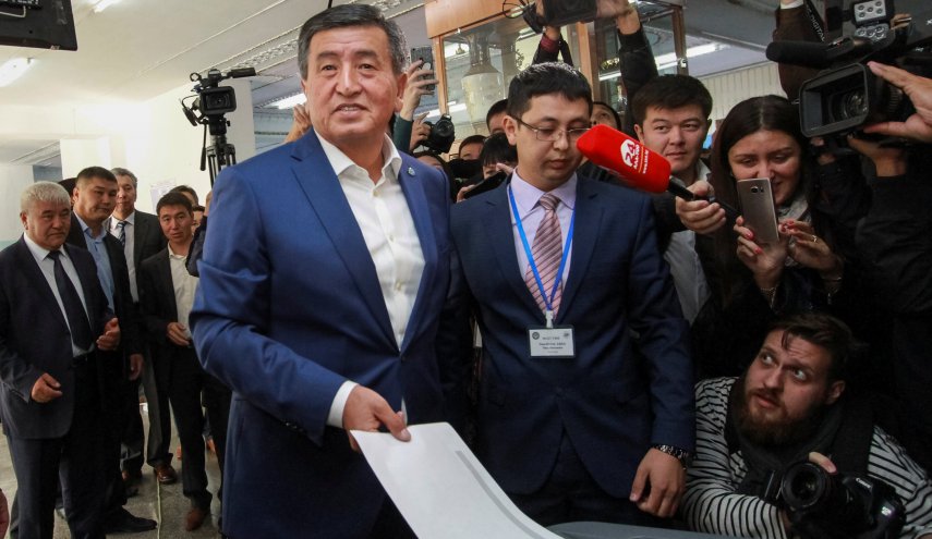 إقالة حكومة قرغيزستان بعد سحب الثقة منها
