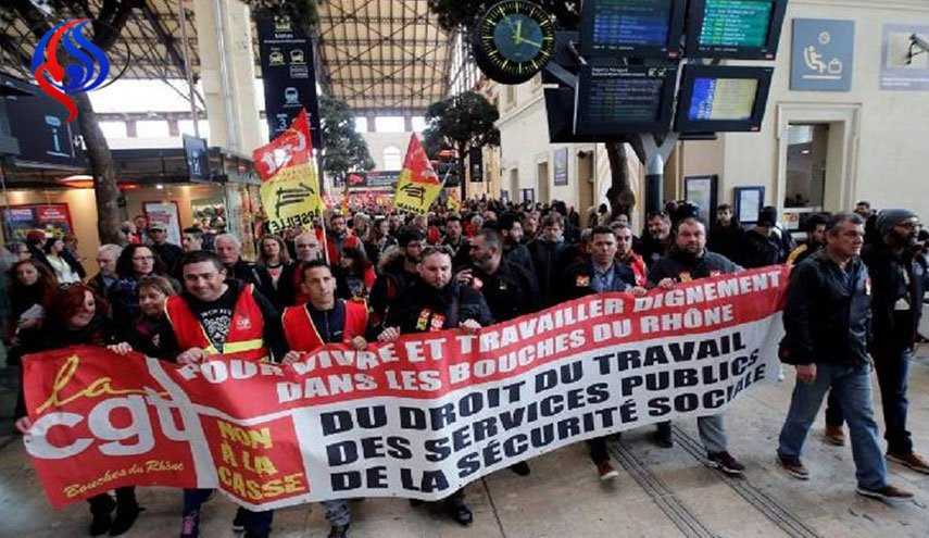 بالصور.. شلل تام لحركة القطارات في فرنسا بسبب المظاهرات 