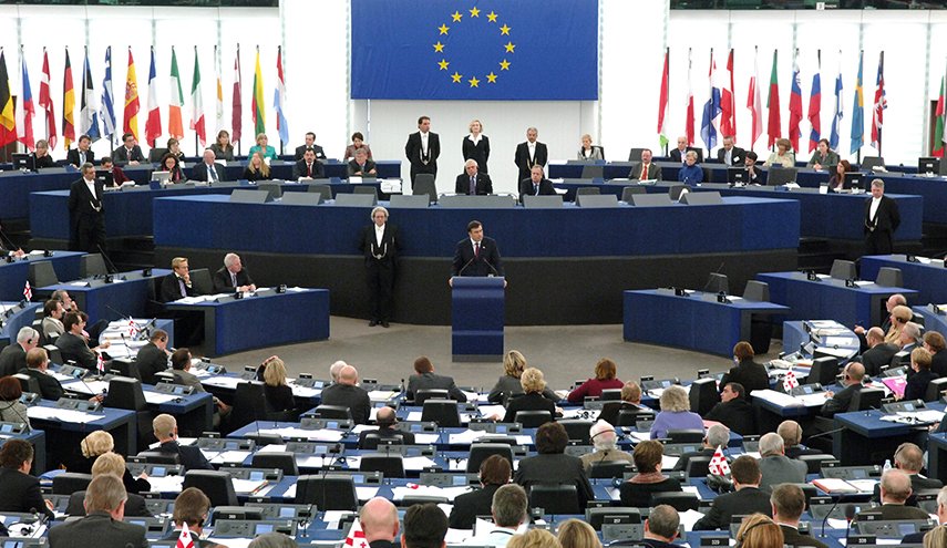 البرلمان الأوروبي يطالب تركيا بالإفراج عن جنديين يونانيين