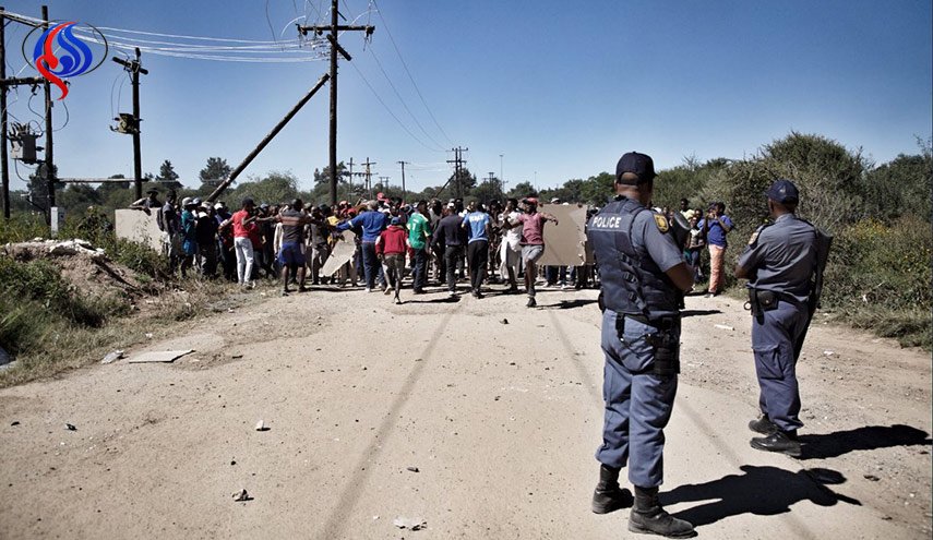 شرطة جنوب افريقيا تطلق الرصاص المطاطي على متظاهرين