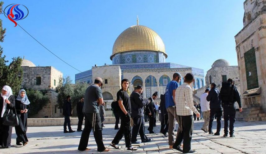 عشرات المستوطنين يقتحمون المسجد الأقصى بحراسة أمنية مشددة
