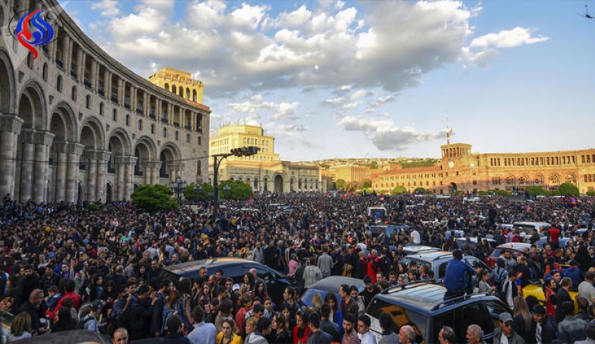 زعيم المعارضة الأرمينية يدعو لمسيرة جديدة