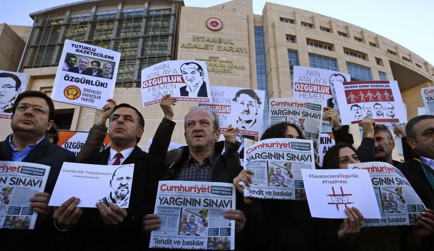 القضاء التركي يحكم بالسجن بحق 14 صحافي بتهمة الإرهاب