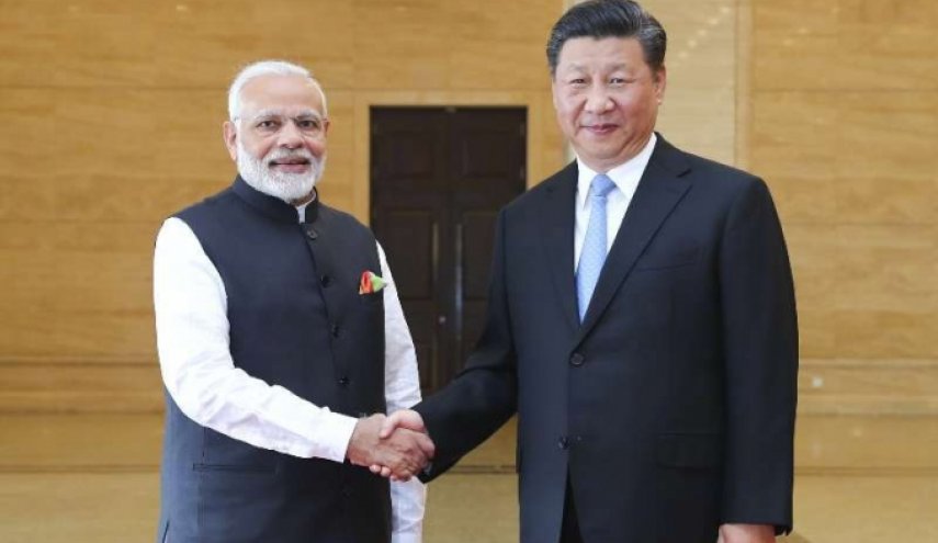 رئيس وزراء الهند يبدأ زيارة للصين بجولة في متحف
