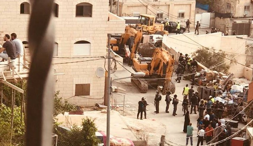 قوات الاحتلال تحاصر مبنى سكني في القدس لهدمه