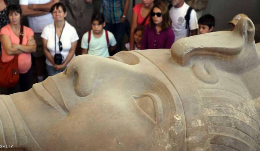 اعادة 14 قطعة أثرية فرعونية إلى مصر
