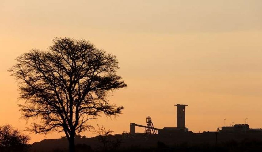 13 عاملا عالقون تحت الأرض بعد انهيار منجم ذهب جنوب إفريقيا
