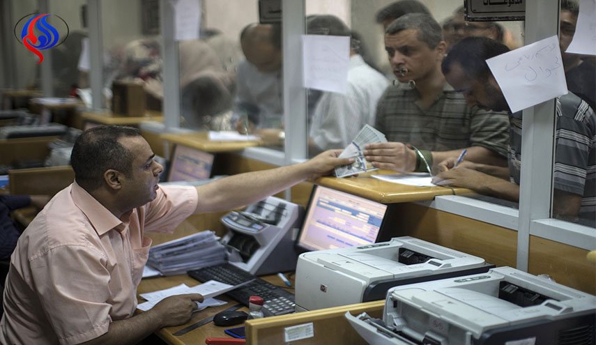 موظفو السلطة في غزة: عباس يعاقبنا
