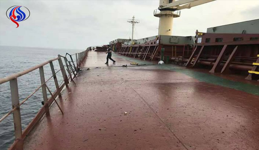 بالصور.. العدوان السعودي يقصف سفينة يمنية محملة بالقمح