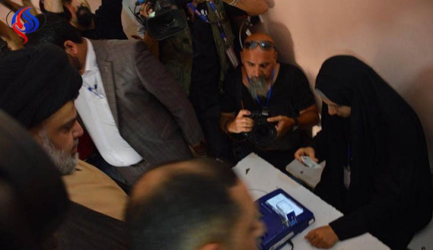  بالصور : الصدر يدلي بصوته في الانتخابات البرلمانية في العراق