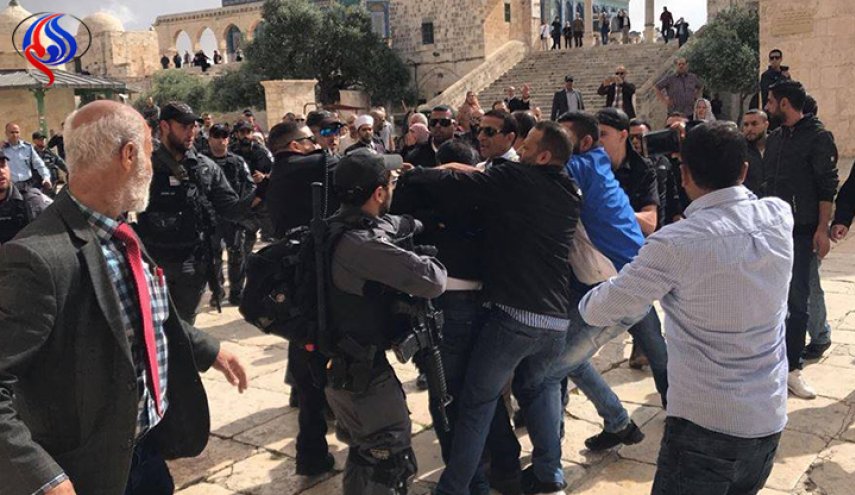 إصابات بمواجهات شديدة بالمسجد الأقصى