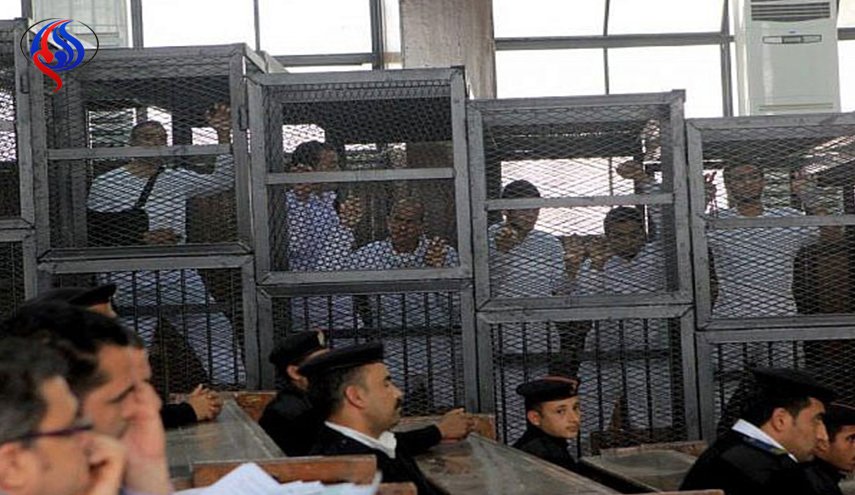 المحكمة العسكرية في مصر تحاكم مئات الأشخاص