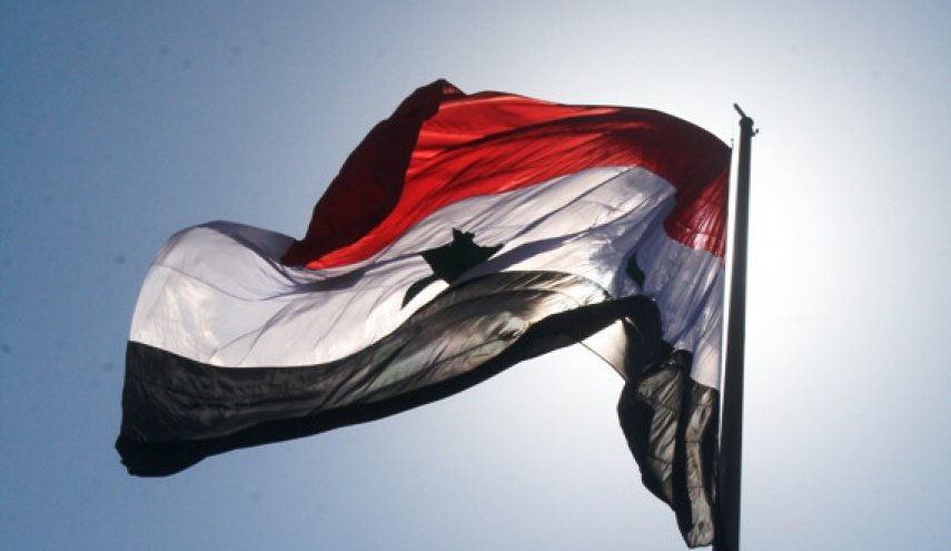 العلم السوري يرفع فوق المباني الحكومية بمنطقة الحولة 
