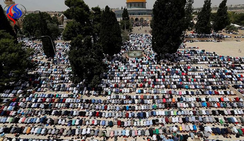 بالصور.. 200 ألف مصلٍّ يؤدون الجمعة الثانية من رمضان بالأقصى