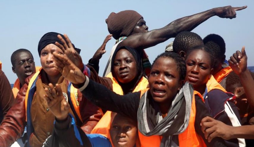 مهاجرون أفريقيون يفرون من مركز لتهريب البشر في ليبيا