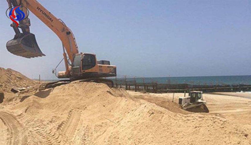 الاحتلال يبدأ ببناء حاجز بحري شمال غزة 