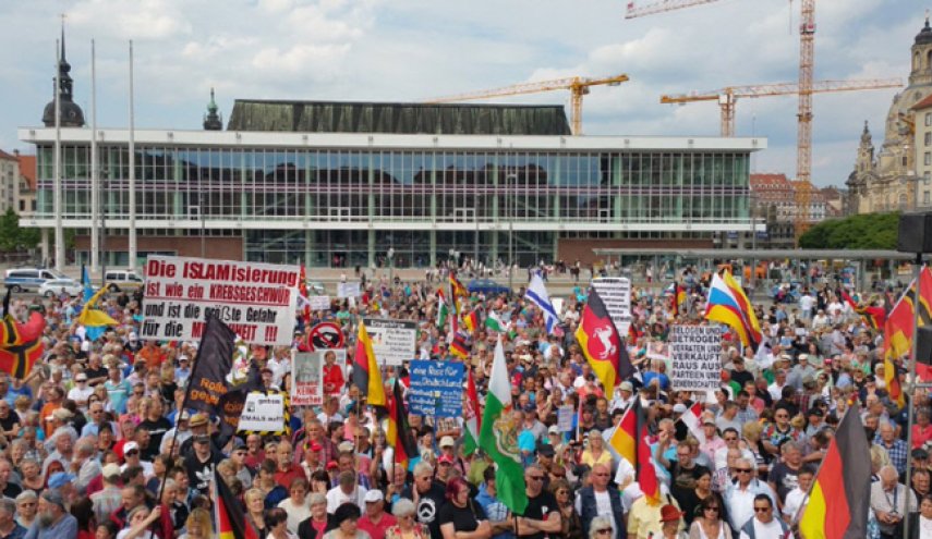 تظاهرات موافقان و مخالفان حضور مهاجران در آلمان

