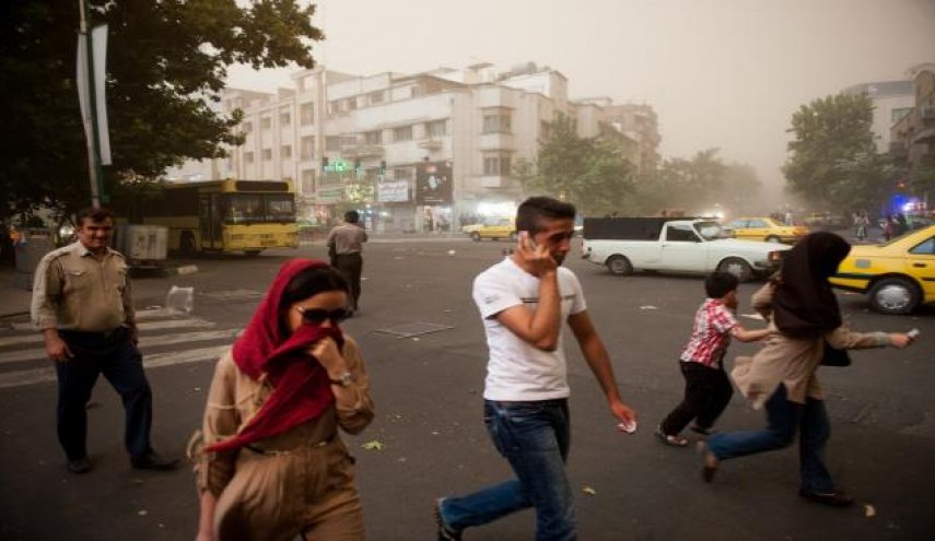 مصرع شخص وإصابة 76 آخرين في عاصفة ضربت طهران