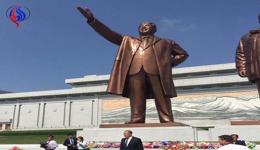 لافروف يضع أكاليل زهور عند تمثال مؤسس كوريا الشمالية 