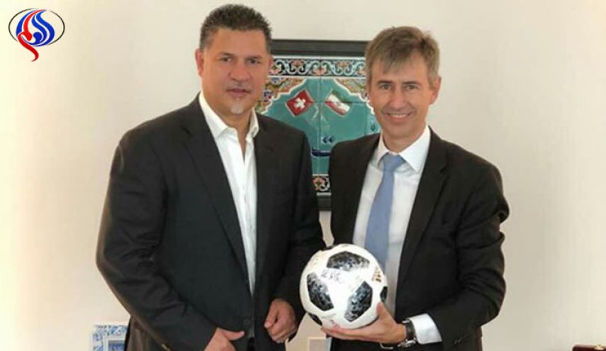 السفير السويسري بطهران يلتقي اسطورة الكرة الايرانية علي دائي

