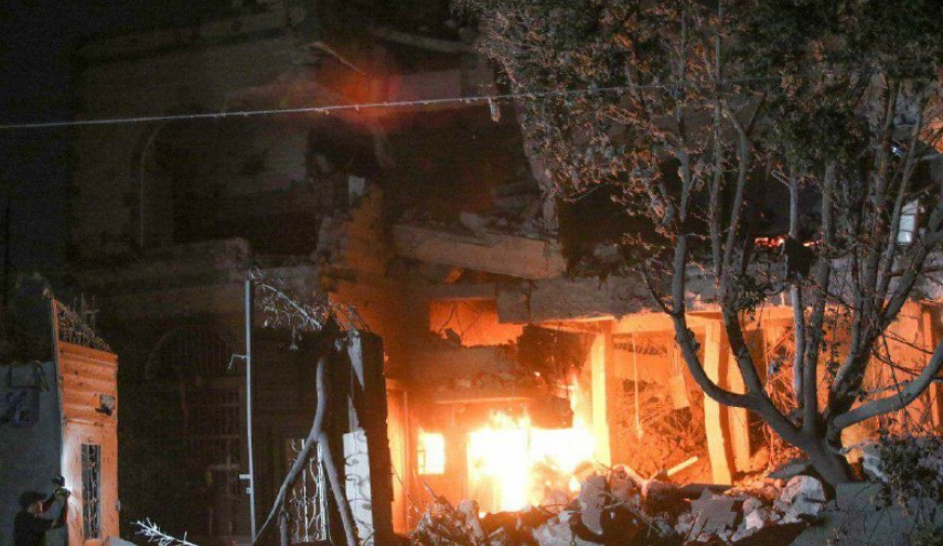 بالصور.. تدمير منزلا بثلاث غارات للعدوان السعودي في صنعاء