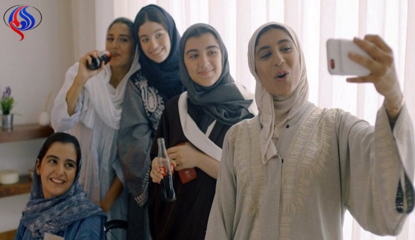 6 فتيات سعوديات يرفعن علم بلادهن في كأس العالم!