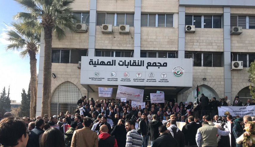 النقابات الأردنية تمضي في إضرابها رغم تغيير رئيس الوزراء

