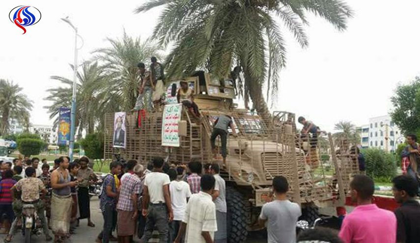 بالصور: اليمنيون يجوبون بالمدرعات الإماراتية بالحديدة استعدادا ليوم القدس العالمي