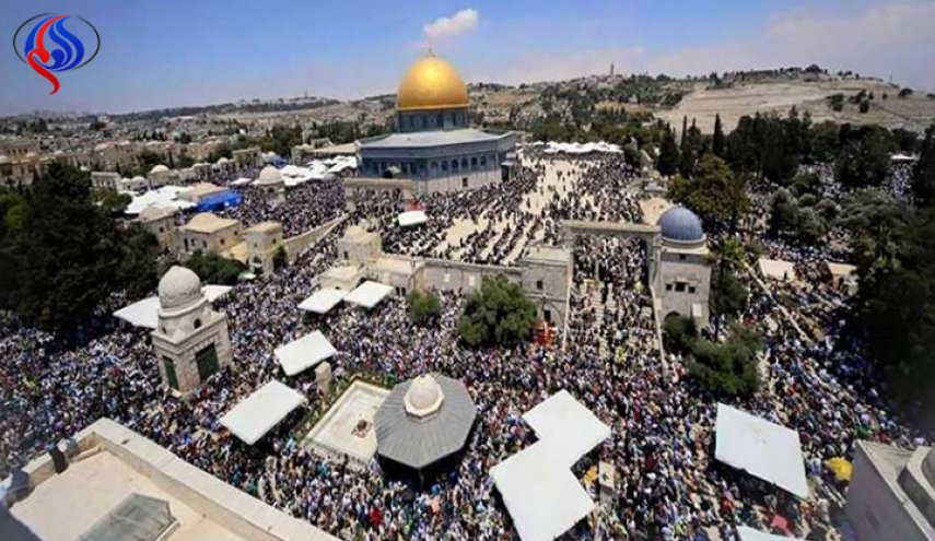 شاهد .. عشرات آلاف المصلين يتدفقون على القدس