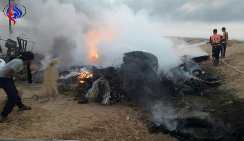 طائرات الاحتلال تلقي قنابل حارقة على مخيم العودة برفح