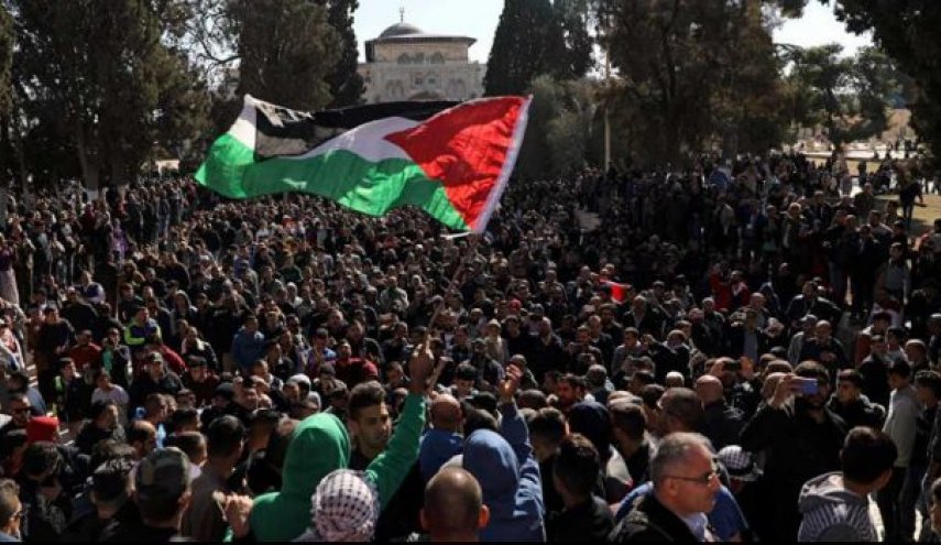 توافد الفلسطينيين للمشاركة في جمعة 