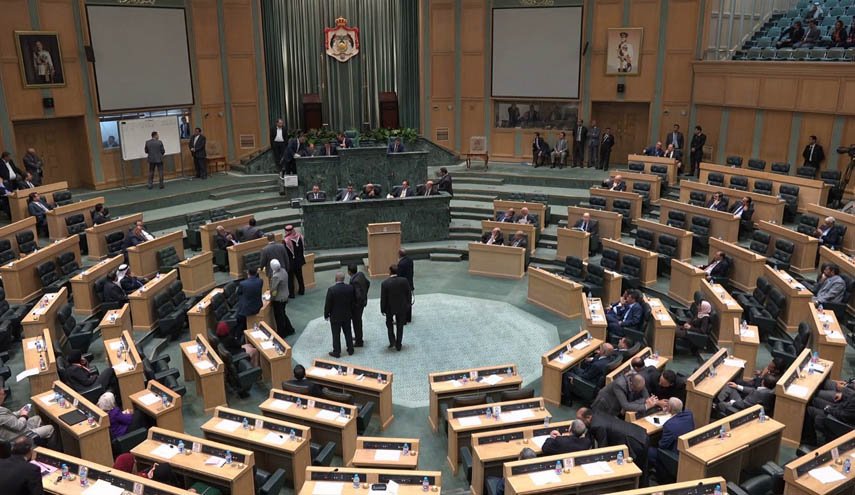 انسحاب عشرات النواب الأردنيين من اجتماع البرلمان مع الرزار