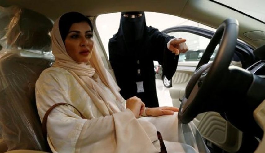 تداوم خشم مردم عربستان از پوشش زننده گزارشگر زن سعودی