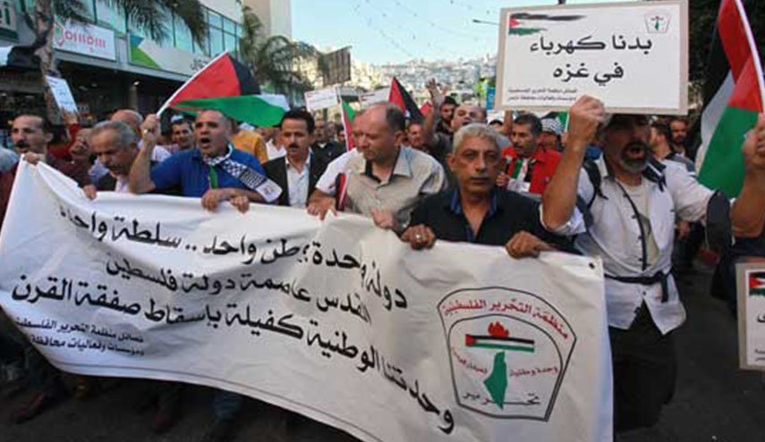 المئات يتظاهرون في نابلس يطالبون برفع العقوبات عن غزة وإنهاء الانقسام