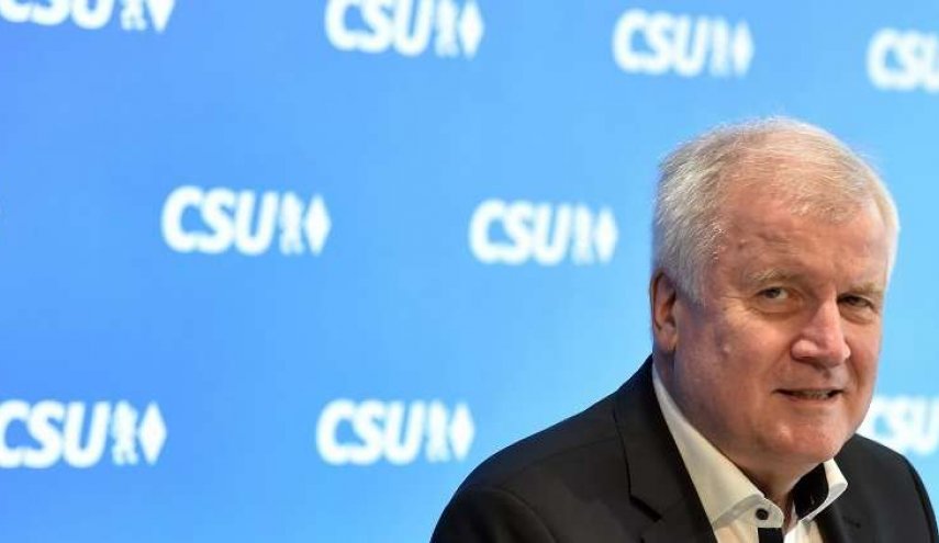 صحيفة: وزير الداخلية الألماني يقدم استقالته بسبب خلافاته مع ميركل حول مسألة الهجرة
