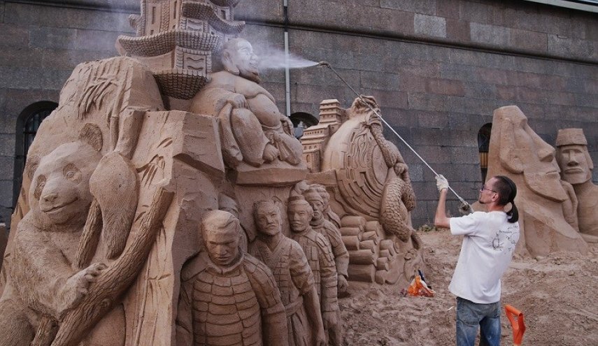 مهرجان التماثيل الرملية في مدينة بطرسبرغ الروسية