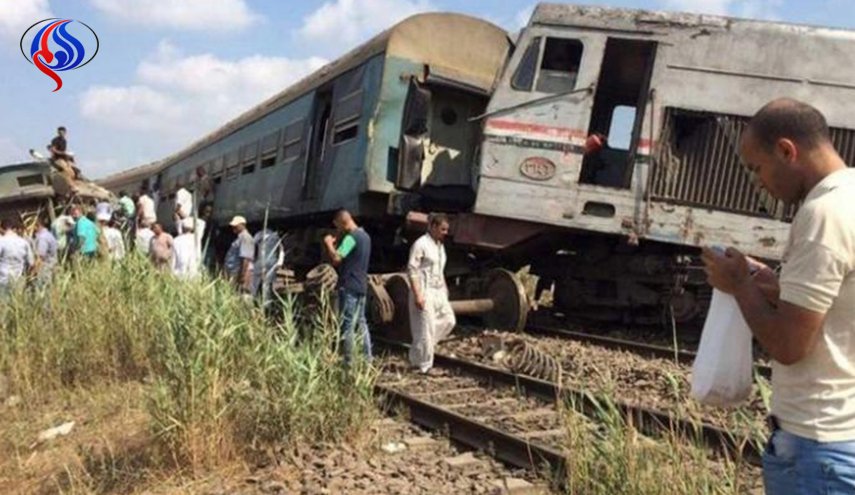 خروج عربات قطار عن السكة في مصر وإصابة العشرات