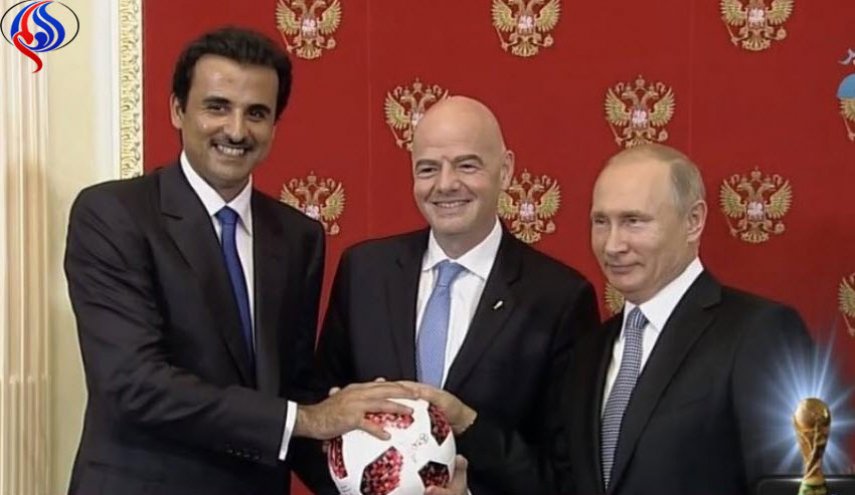 أمير قطر يمازح بوتين في حفل تسلم الراية المونديالية