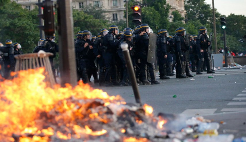 پیروزی در مسکو، شورش در پاریس!

