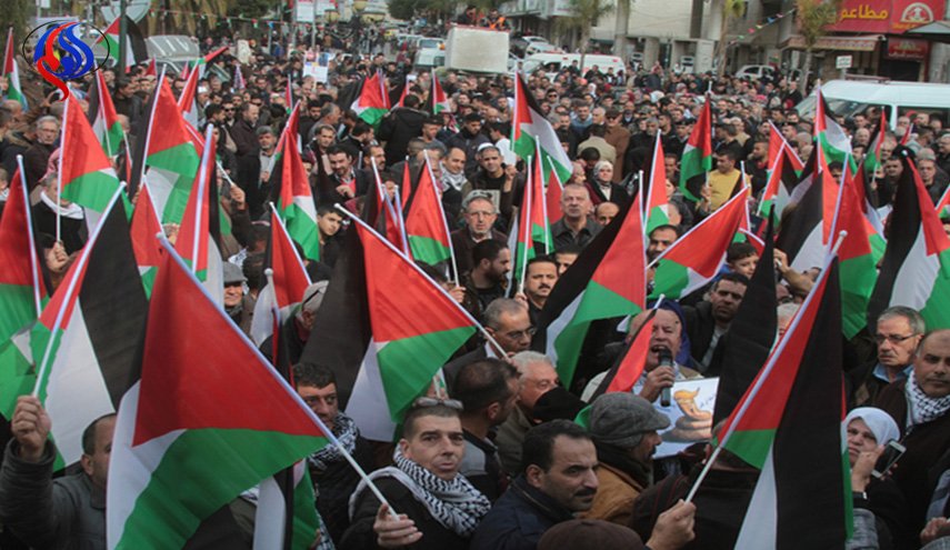 آلاف الفلسطينيين يتظاهرون ضد 