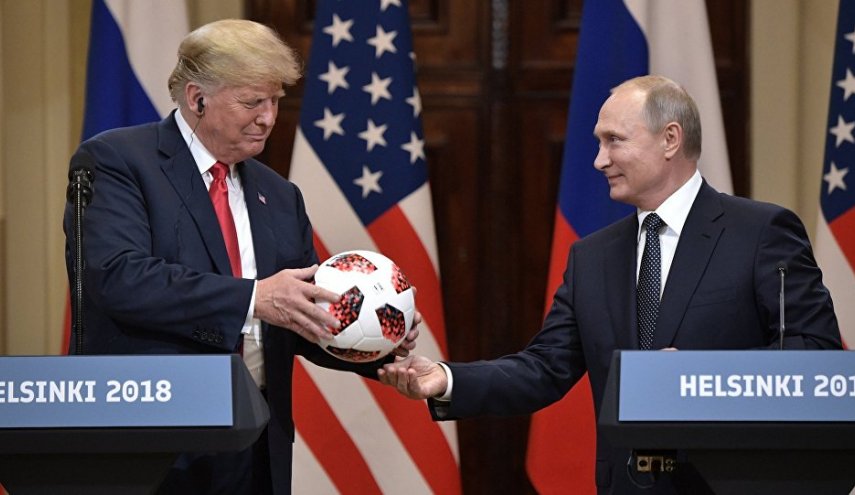 المخابرات الأمريكية تفحص كرة كأس العالم 2018 التي قدمها بوتين هدية لترامب