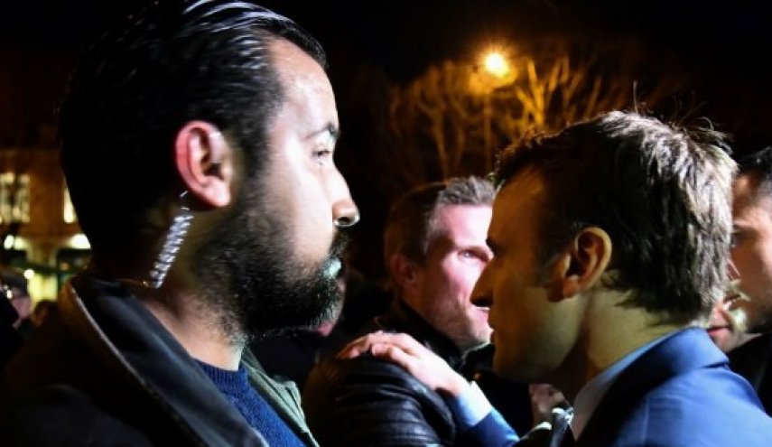 معاون لماكرون أوقف عن العمل لضربه متظاهرا في باريس + صور