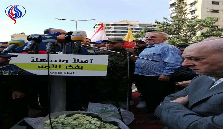 وصول موكب مقاومي حزب الله الذين خرجوا من كفريا والفوعة إلى لبنان