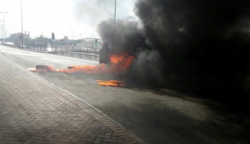 متظاهرون يشعلون الإطارات ويغلقون طرقات رئيسية في البحرين