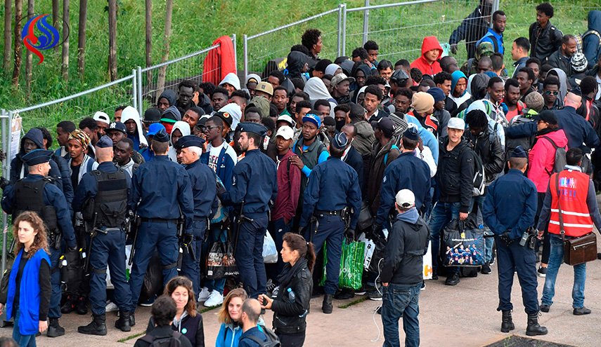 إخلاء مخيم من 450 مهاجرا في فرنسا