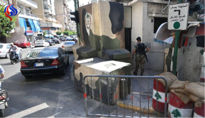نشطاء لبنانيون يتظاهرون أمام المصرف المركزي