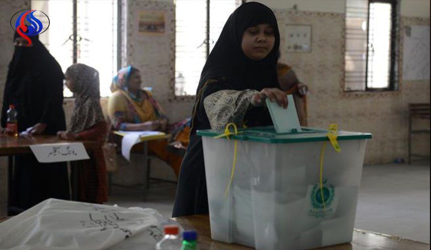  فتح مراكز الاقتراع في الانتخابات التشريعية في باكستان