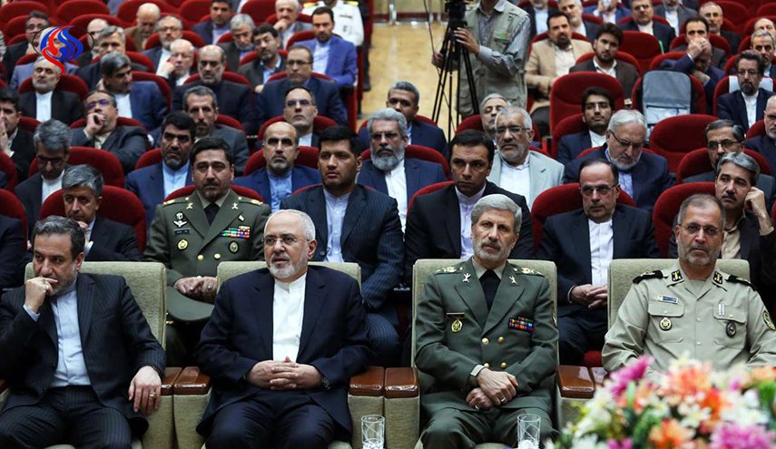 الدفاع الإيرانية تطلع ظريف ومسؤولي الخارجية على قدرات البلاد الدفاعية